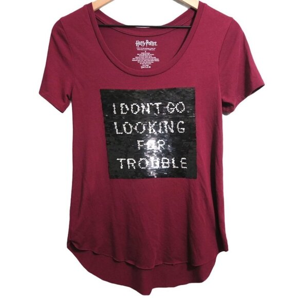 Harry Potter Burgundy Graphic Tee Sequined High Low Top Wizards Trouble Magic M - Picture 1 of 8